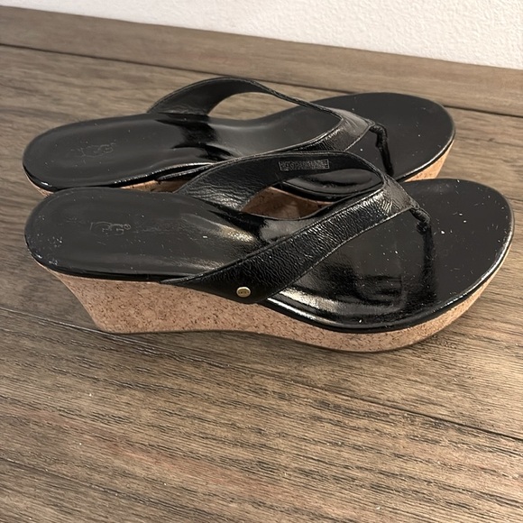 [Ugg] Australia Natassia Black Patent Leather Comfort Slip-On Wedges Women’s 10 - Picture 3 of 12